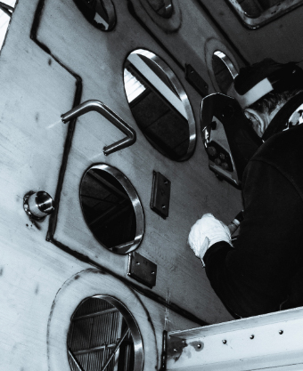 作業している職人の写真